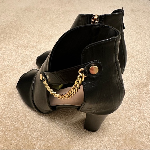 ⭐️ Black 8.5 Heeled Boots with Gold Chain Accent - Picture 6 of 9